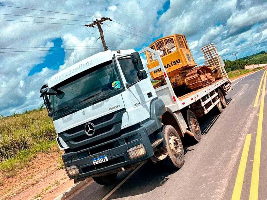 Caminhão prancha Mercedes-Benz Axor 3344 transportando um trator de esteira Komatsu na rodovia