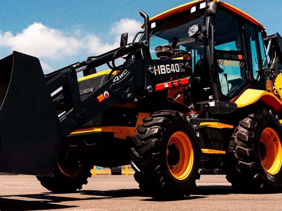 Retroescavadeira Hyundai HB640 com tração nas quatro rodas e concha frontal
